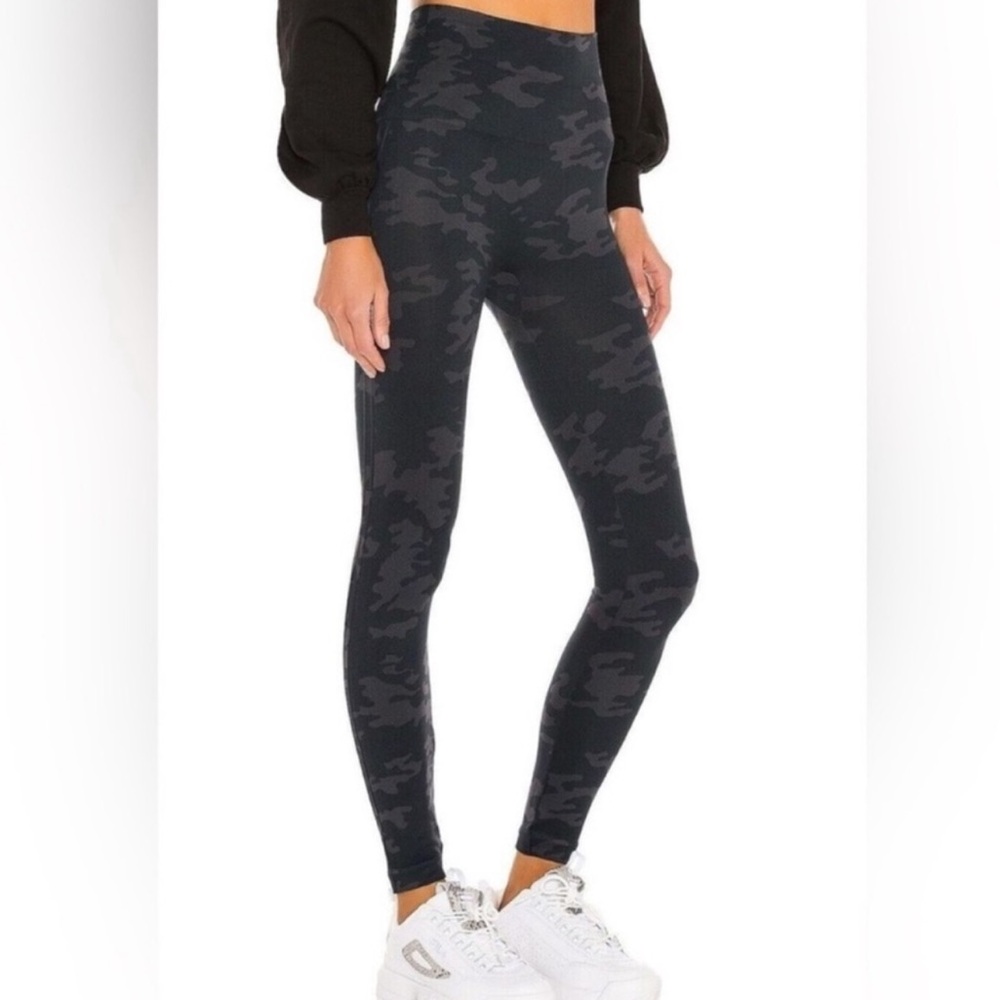 SPANX Look At Me Now Seamless Legging in black Camo Size Medium
